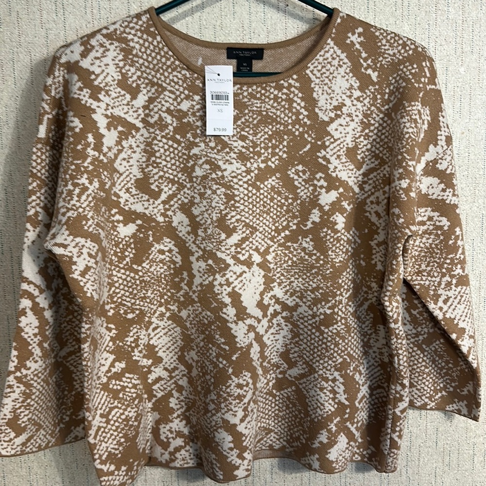 ANN TAYLOR FACTORY CREWNECK SWEATER: BROWN/WHITE:SNAKE PRINT: NWT: SZ XS